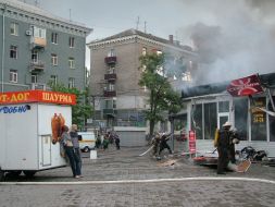 Пожарные тушат огонь