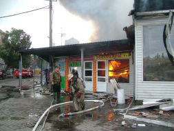 Пожарные тушат огонь