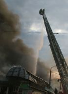 Пожарные тушат огонь