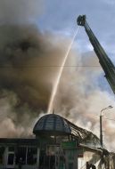 Пожарные тушат огонь