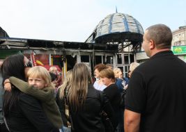 Люди возле рынка