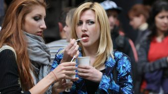 Девушки пьют кофе