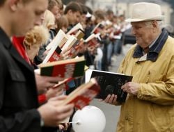 “Book fever” social-mob participants