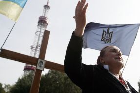 Учасниця церемонії відкриття відновленого Пам’ятного хреста