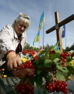 Жінка покладає квіти