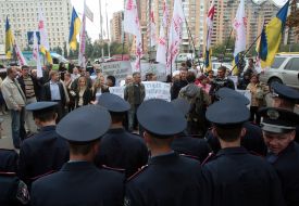 The militiamen try to detain the participants of action