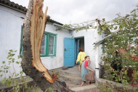Місцеві жителі у дворі після урагану