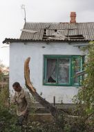 Місцевий житель у дворі після урагану