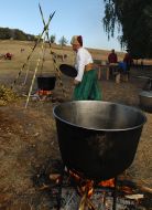 Мужчина варит юшку