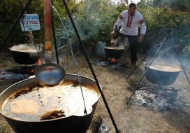 Мужчина варит юшку