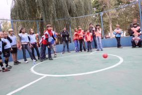 Хлопчик кидає кулю