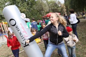 Дівчинка б’є по боксерській груші