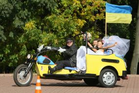 Молодята їдуть в саморобному транспортному засобі