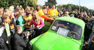 Діти в ”горбатому” запорожці