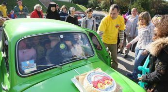 Діти в ”горбатому” запорожці