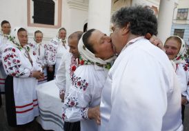 The participants of festival are kissed
