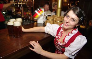 Официантка