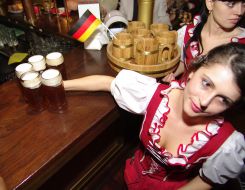 Официантка