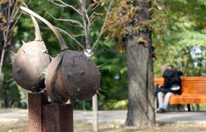 Памятник каштанам