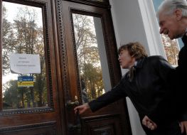 Announcing about closing on technical reasonson the museum’s entrance