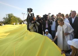 Yulia Timoshenko examines the flag of Ukraine