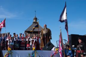 Artists are in the Ukrainian national suits