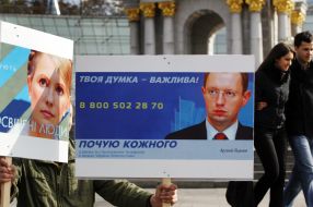 Arseniy Yatsenyuk and Yuliya Timoshenko on a placards