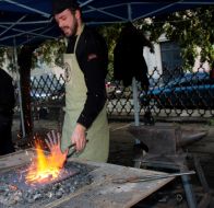 Кузнец накаливает металлическую пластину