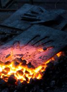 Металлическая пластина, на которой вырезан контур руки