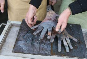 Кузнец выгибает металлическую руку