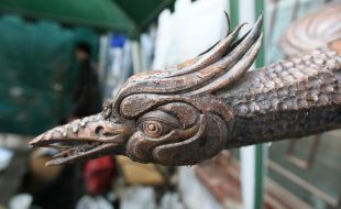 Металлическая кованная композиция в виде головы птицы