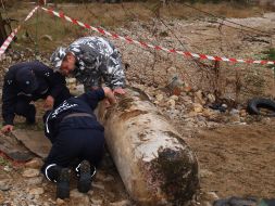 Сотрудники МЧС осматривают немецкую авиабомбу