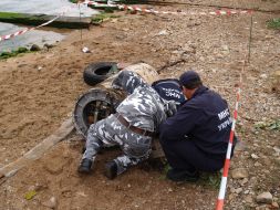 Сотрудники МЧС осматривают немецкую авиабомбу