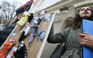 Stand with the dolls of the Ukrainian politicians