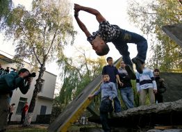 A photographer takes a pictures of parkur sportsman