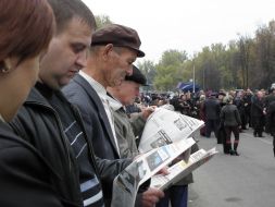 Місцеві жителі читають газети