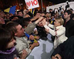 Yulia Timoshenko greets supporters