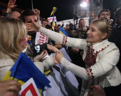 Yulia Timoshenko greets supporters