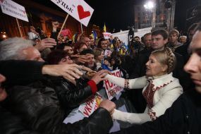 Yulia Timoshenko greets supporters