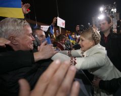 Yulia Timoshenko greets supporters