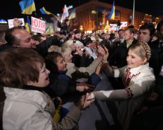 Yulia Timoshenko greets supporters