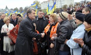 Віктор Ющенко розмовляє з місцевими жителями