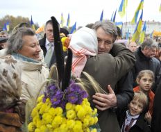 Літня жінка обіймає Віктора Ющенка