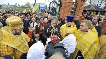 Віктору Ющенку вручають коровай