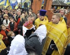 Віктор Ющенко  цілує коровай