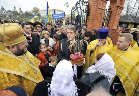 Віктор Ющенко  цілує коровай