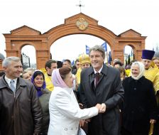 Віктор Ющенко розмовляє з місцевими жителями