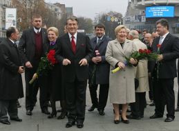 Участники церемонии возложения цветов к могиле Неизвестного солдата