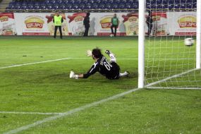 Vladimir Dishlenkovich  skips a ball in the gate