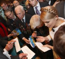 Yulia Timoshenko distributes autographs